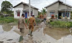 Permalink to Camat Mesuji Timur dan Kepala Desa Sungai Cambai Blusukkan Memantau Salah Satu Rumah Warga yang Tembok nya Retak-Retak Akibat Banjir Ruap