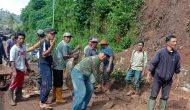 Permalink to Puluhan Warga Desa Aromantai Gotong Royong Membersihkan Badan Jalan Tertibun Longsor