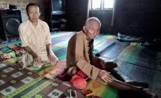 Permalink to Mbah Matsoeri 80 Tahun Menangis Terus Korban Angin Puting Beliung di Desa Muliya Sari Kabupaten Mesuji, Harapkan Bantuan