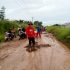 Permalink to Peduli Masyarakat, Kades Sungai Cambai Inisiatif Perbaiki Jalan Berlobang